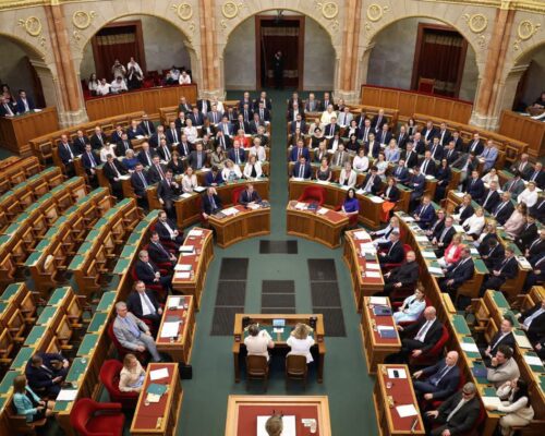 Парламент Угорщини проголосував за поправки до Конституції, що передбачають усунення президента з посади